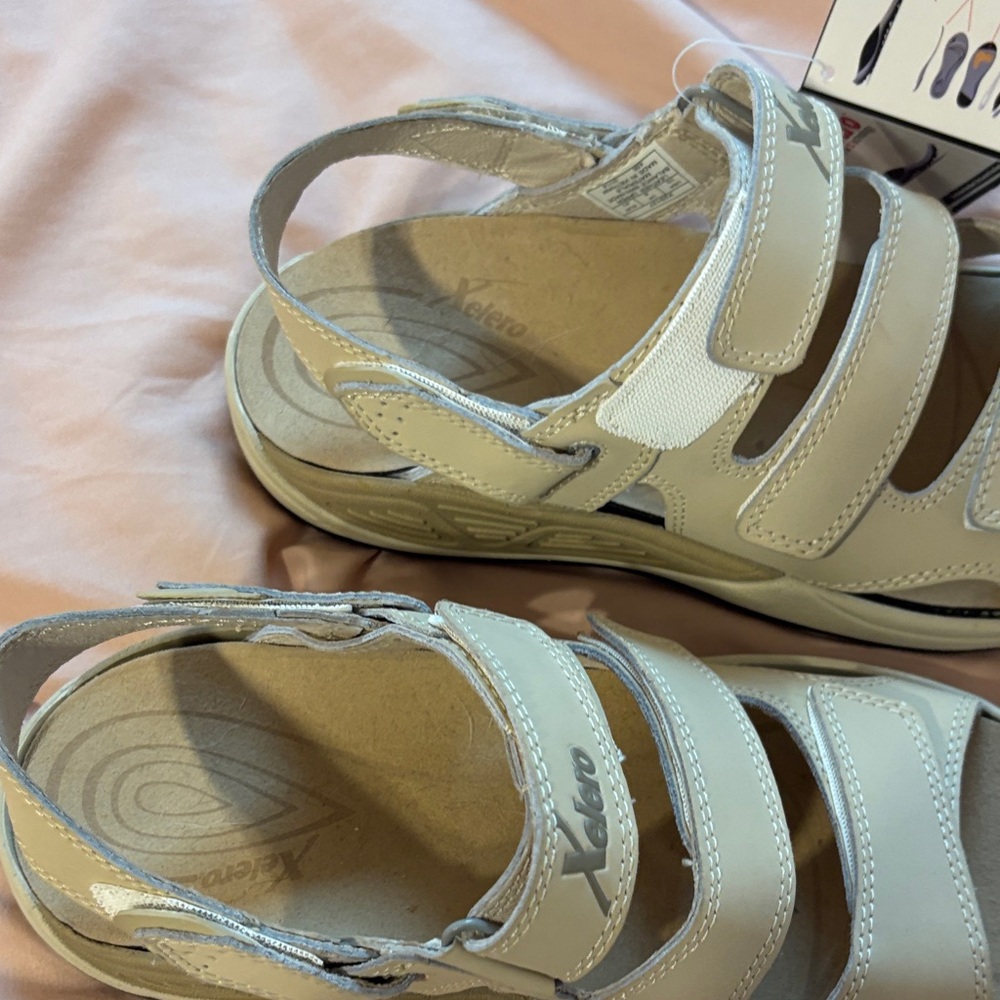 XELERO Athletic Sandals - Cream straps NWT - Picture 15 of 16